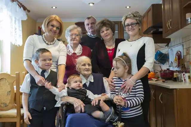 Najstarsza mieszkanka powiatu to Bronisława Guzik z Marzęcina. Na zdjęciu z rodziną podczas setnych urodzin 12 grudnia 2014 roku.