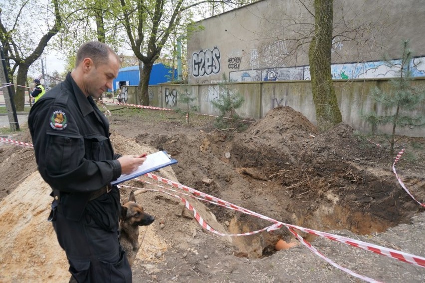 Alarm bombowy przy Politechnice Częstochowskiej. Ewakuacja mieszkańców [ZDJĘCIA]