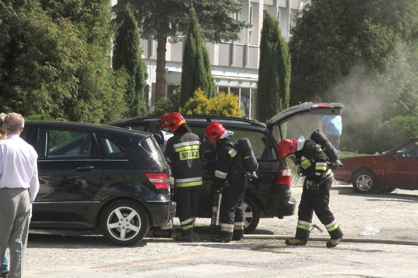 Pożar auta pod budynkiem Urzędu Wojewódzkiego w Kielcach