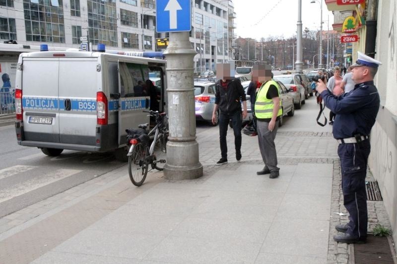 Wypadek na pl. Bema. Rowerzysta potrącił pieszą na pasach....