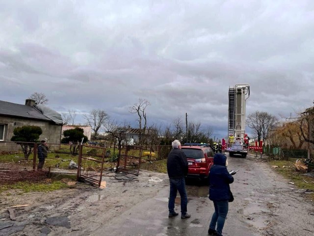 Trąba powietrzna, która przeszła w czwartek nad ranem nad gminą Błaszki, a zwłaszcza nad miejscowościami Smaszków, Wójcice, Kokoszki, Lubanów, Kamienną, Brzozowcem, Aleksandria oraz Sarnami spowodowała liczne szkody w gospodarstwach – zerwane dachy, zniszczone budynki, drzewa wyrwane z korzeniami, zniszczone słupy energetyczne średniego napięcia.Czytaj, zobacz ZDJĘCIA na kolejnych slajdach >>>