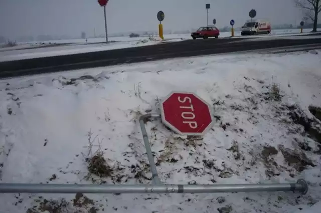 Próby kradzieży paneli zasilających migające znaki "stop" zaczęły się już zimą.