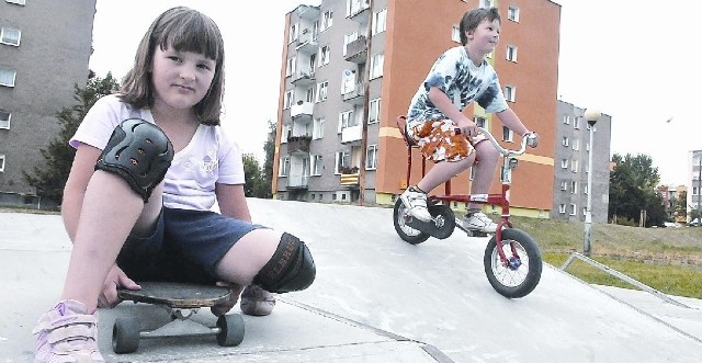 AGNIESZKA SIADACZKA ma siedem lat i bardzo lubi zjeżdżać na swojej deskorolce. Jej brat MATEUSZ SIADACZKA ma dziewięć lat i ćwiczy nowe umiejętności na rowerze.