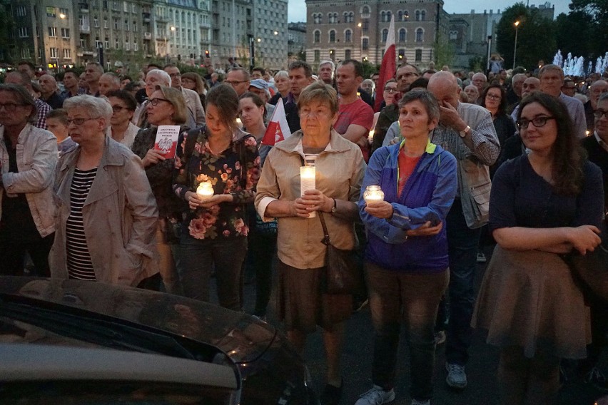 Manifestacja w obronie sądów na placu Dąbrowskiego w Łodzi