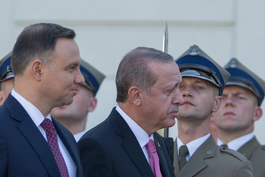 Recep Erdogan w Polsce witany z honorami. Opozycja krytykuje zaproszenie prezydenta Turcji