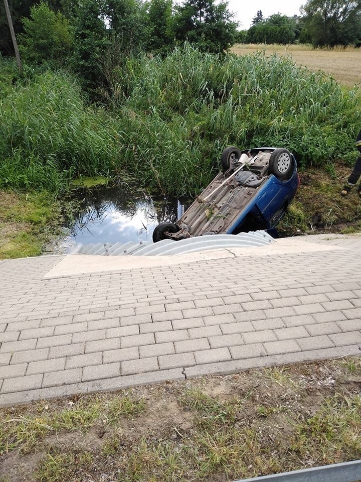 Pijana kobieta straciła panowanie nad samochodem. Auto...