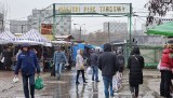 Mnóstwo ludzi na bazarach w Kielcach w piątek, 19 listopada. Deszcz i plucha nie odstraszyły kupujących. Co szło najlepiej? [ZDJĘCIA]