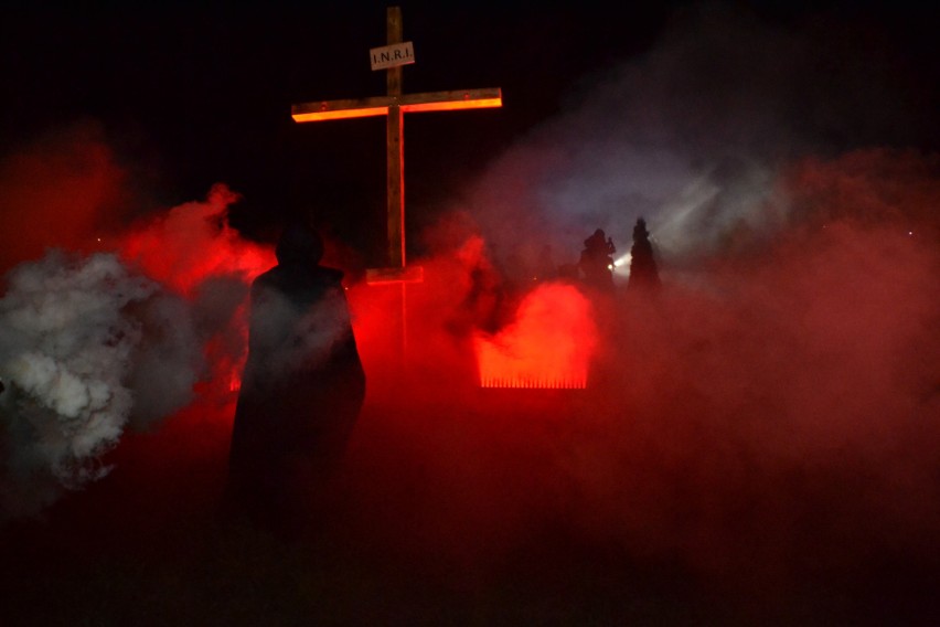 Tłumy wiernych uczestniczyły w inscenizacji Misterium Męki Pańskiej w Ropie. Przeszli w Drodze Krzyżowej sprzed kościoła na cmentarz