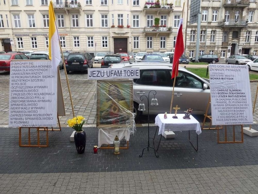 Poznań: Protest wierzących przed sądem [ZDJĘCIA]