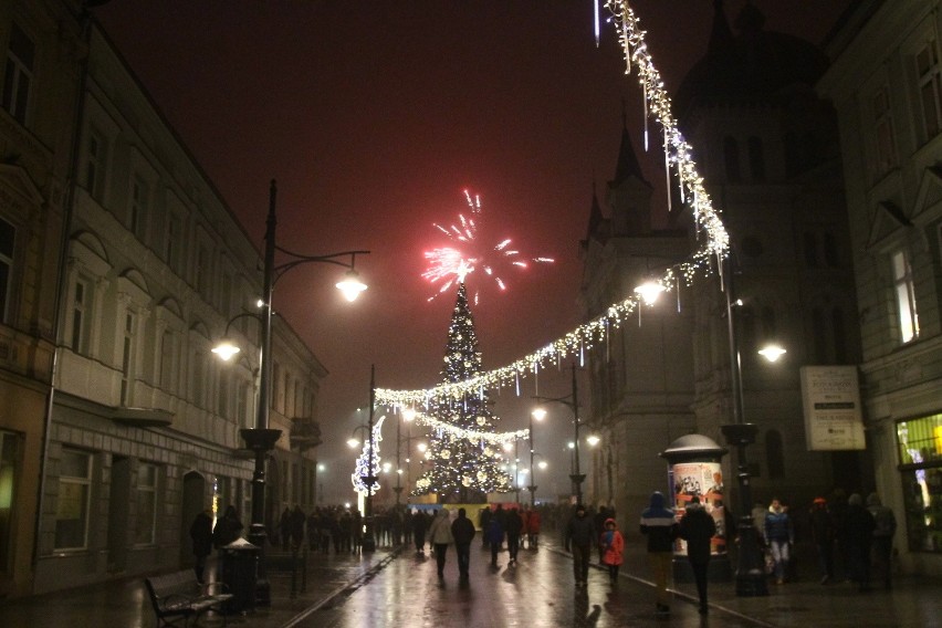 Sylwester 2014/2015 w Łodzi. Mieszkańcy miasta witali nowy rok na placu Wolności [ZDJĘCIA]