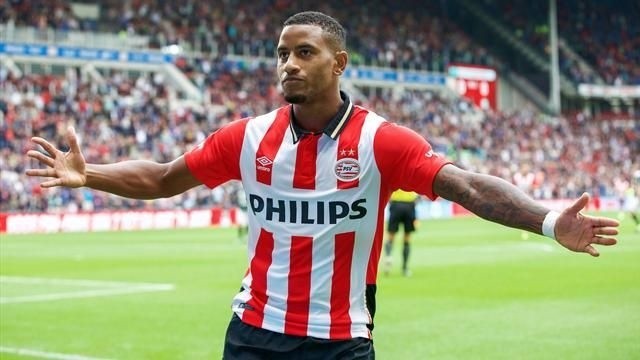 Luciano Narsingh zapewnił zwycięstwo mistrzom Holandii w starciu z Manchesterem United