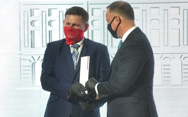 Andrzej Duda nagrodził radomską "Widzialną Rękę" statuetką "Dla Dobra Wspólnego". Na zdjęciu wraz z głową państwa jeden z wolontariuszy, Michał Jagodziński.