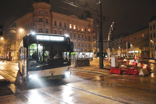 W godzinach nocnych odbył się przejazd techniczny autobusu po nowym pasie autobusowo-tramwajowym na Placu Zwycięstwa