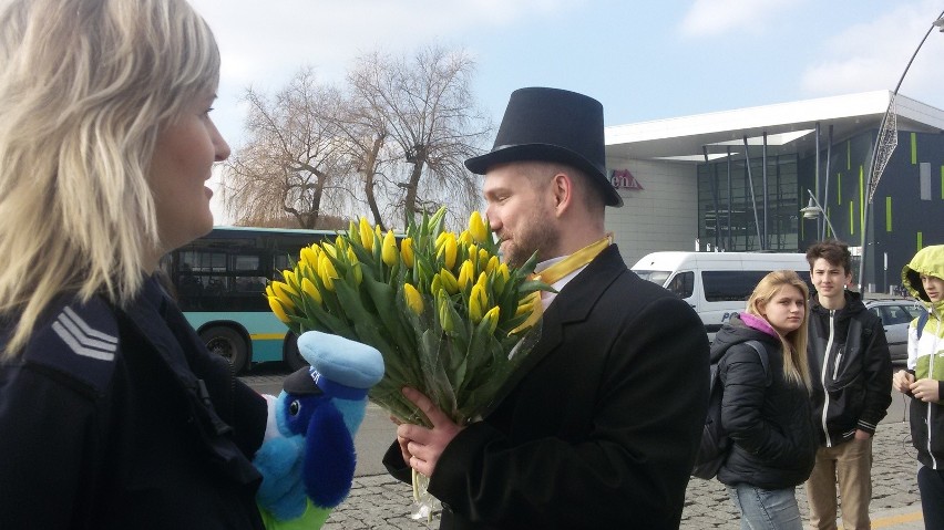 PKM rozdawał kwiaty i odblaski pasażerkom autobusów na Dzień...