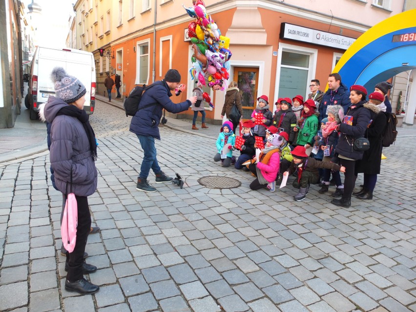Prezydent Arkadiusz Wiśniewski kwestował z zuchami na rzecz WOŚP na ulicach Opola [zdjęcia, wideo]