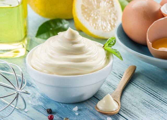 Głównymi składnikami majonezu są żółtka jaj, olej roślinny, musztarda oraz ocet.