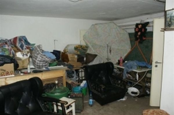 W tym pomieszczeniu piwnicznym urządzonym w stylu pokoju mieszkalnego rozegrał się koszmar.