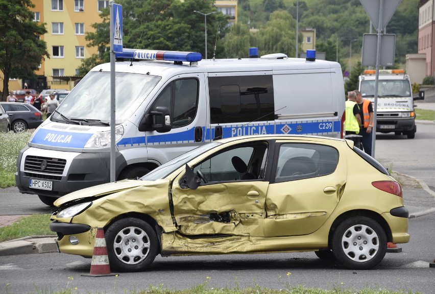 Groźny wypadek na Pelplińskiej. Dwie osoby trafiły do...