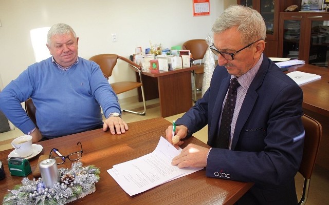 Wójt Zdzisław Wrzałka podpisuje umowę z Włodzimierzem Olszewskim na przebudowę ulic - Wrzosowej i Staszica.