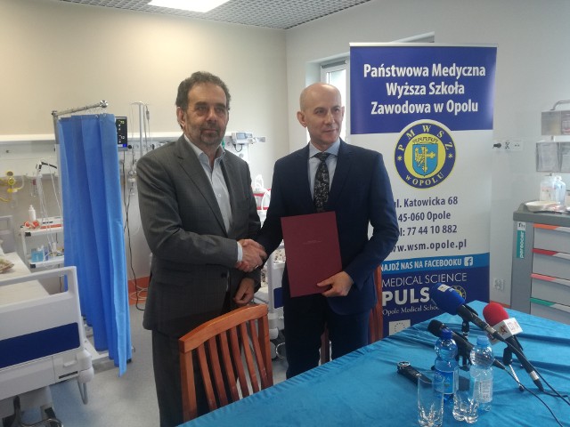 Prof. Marek Masnyk (rektor UO) i dr hab. Tomasz Halski (rektor PMWSZ) podpisali porozumienie o połączeniu uczelni.