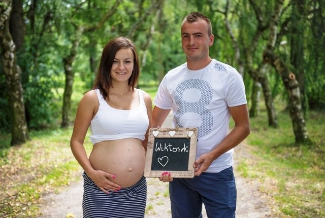 Ania i Konrad jadą do Niemiec 17 lipca. Muszą być blisko w razie, gdyby poród zaczął się wcześniej. Wiktorek planowo ma się urodzić 14 sierpnia, pięć dni później operacja. Teraz malutki waży 2 kg. - Lekarze mówią, że będzie wysokim chłopcem - uśmiechają się rodzice.