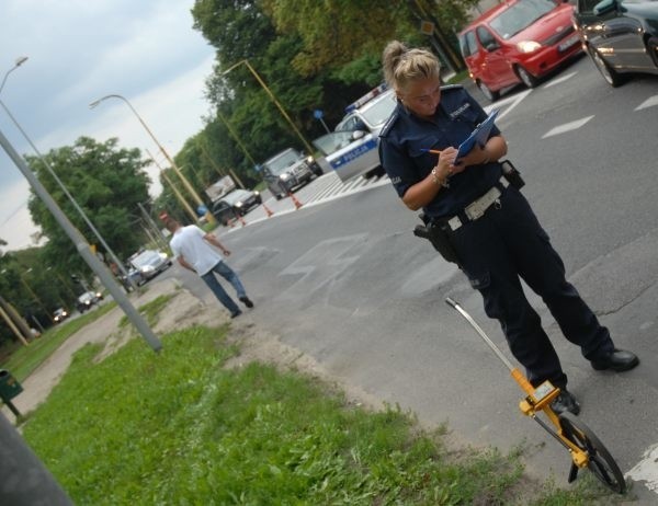 Wypadek na al. Wojska Polskiego w Szczecinie. 70-latka potrącona na pasach. Jej stan jest krytyczny