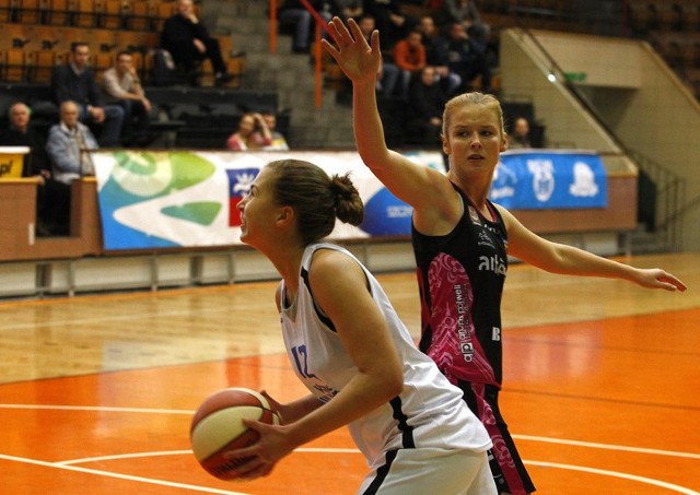 Klaudia Sosnowska (z piłką) rzuciła w Łomiankach 15 punktów.
