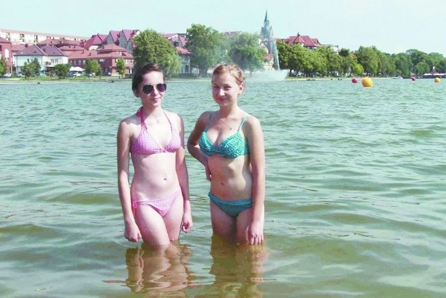 Natalia i Karolina (od prawej) w upalne dni najchętniej spędzają czas nad Jeziorem Ełckim.
