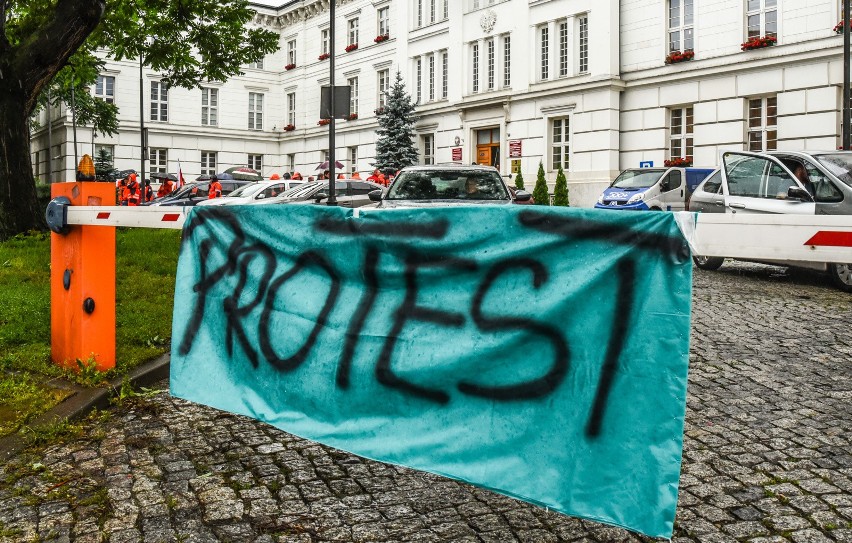 Pod Urząd Wojewódzki w Bydgoszczy zjechali ratownicy...