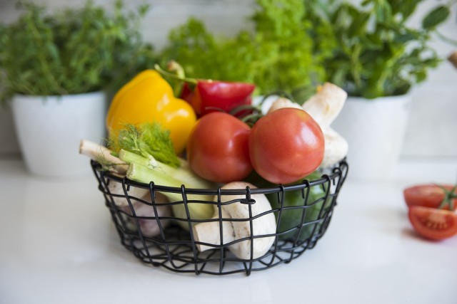 W kuchni taki koszyczek idealnie sprawdzi się do wyeksponowania warzyw i owocow.