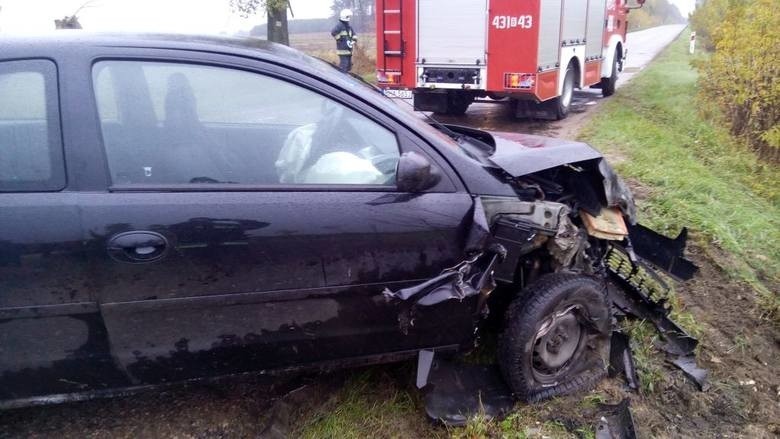 Tyniewicze Duże. Wypadek na DW 684. Opel corsa zderzył się z ciężarówką (zdjęcia)