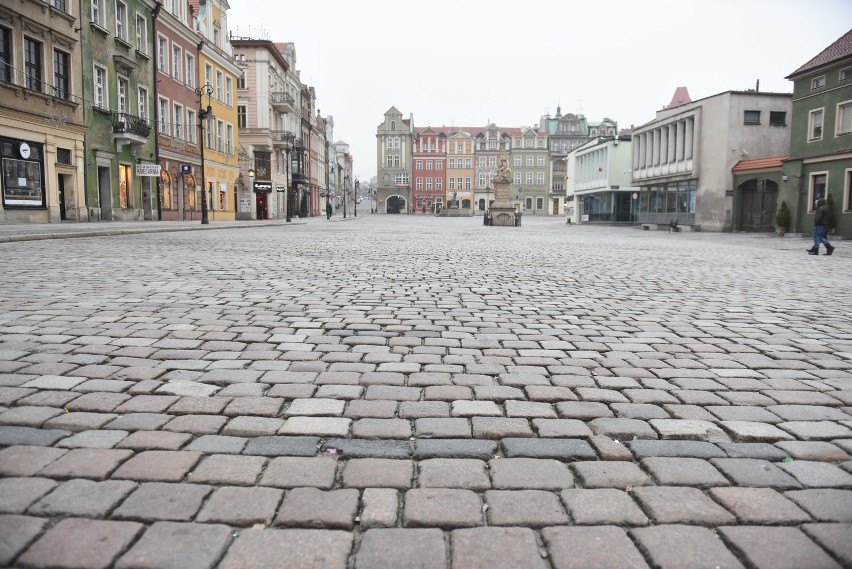 Poznań budzi się po sylwestrowej nocy. Od rana ulice były...