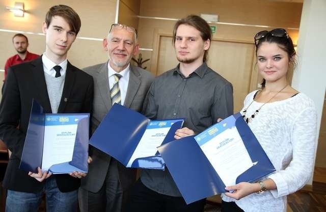 Zwycięzcy konkursu rekrutacyjnego na UMK: Kamil Palusiński, Mateusz Filip Rojek i Patrycja Weronika Wachek z prorektorem ds. studenckich prof. Andrzejem Sokalą