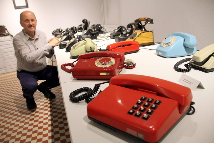 Teatr NN zaprasza na wystawę starych aparatów telefonicznych. Tak wyglądają przodkowie komórki (ZDJĘCIA)