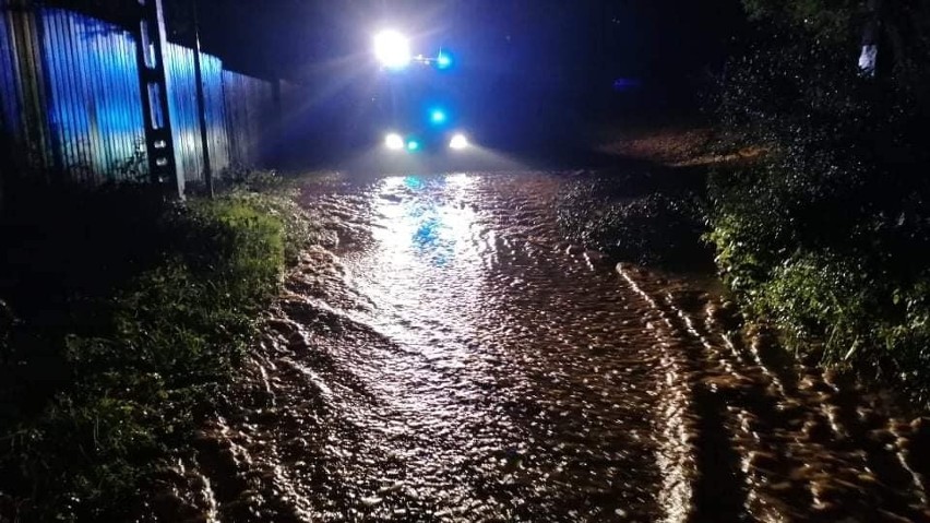 Podtopienia po nocnych burzach i nawałnicach w powiecie...