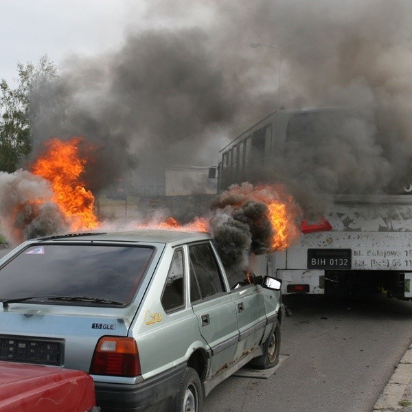 Zanim do płonącego autobusu weszli ratownicy poszkodowani długo czekali na kontrolę antyterrorystów