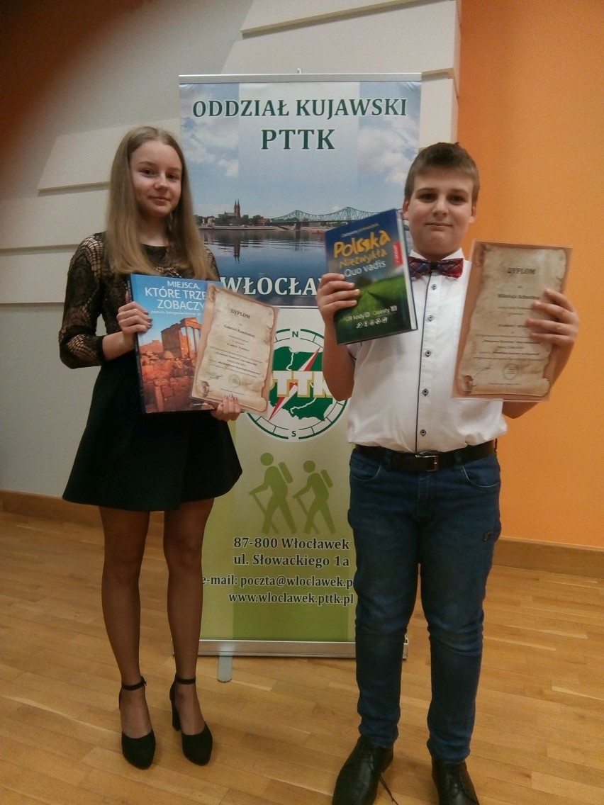 Deszcz nagród dla uczniów z Nieszawy i Stawek - laureatów konkursu  "Poznajemy Ojcowiznę".
