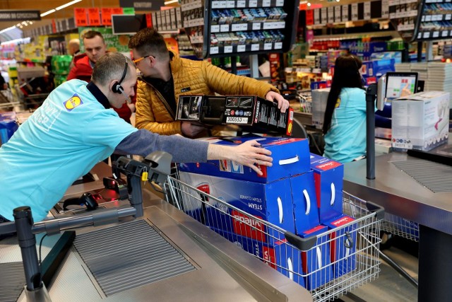 Lidl chwali się nie tylko nowymi sklepami, ale także tym, że zatrudnia tylko na umowę o pracę.