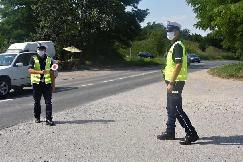 Tarnów. Zamiast mandatu pouczenie i obrazek ze św. Krzysztofem. Policjanci zatrzymywali kierowców razem z księdzem