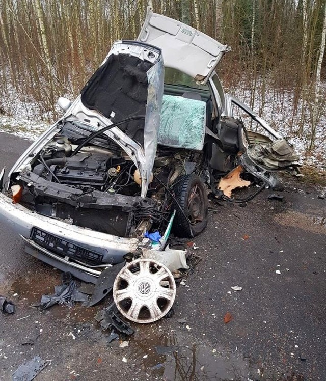 W miejscowości Skupowo na drodze Nowosady - Narewka (powiat hajnowski) doszło do groźnie wyglądającego wypadku. Volkswagen polo zderzył się tam z autobusem. Jedna osoba została poszkodowana.