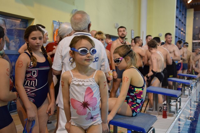 Pięcioletnia Lena Jersak,  z Żagania była najmłodszą uczestniczką tegorocznego nocnego pływania na żarskim Wodniku.