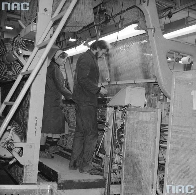 Fabryka dywanów w Białymstoku powstawała od połowy lat 70. XX wieku Podjęto wtedy decyzję o zlokalizowaniu nowego zakładu produkcyjnego w Białymstoku - wówczas jednym ze znaczących centrów krajowego przemysłu tekstylnego. W 1976 r. rozpoczęto budowę fabryki, która trwała cztery lata. 9 października 1979 roku w fabryce pojawił się fotoreporter