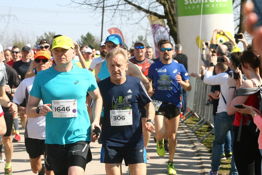 Biegli w niedzielę nad Zalewem Zemborzyckiem. To ostatni bieg z cyklu "Cztery Dychy do Maratonu" [DUŻO ZDJĘĆ]