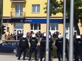 „Tęczowi Pogromcy Mitów" w Świdniku. Wydarzenie zabezpiecza policja. Narodowcy wykrzykiwali: „Nie chcemy tęczowej propagandy"