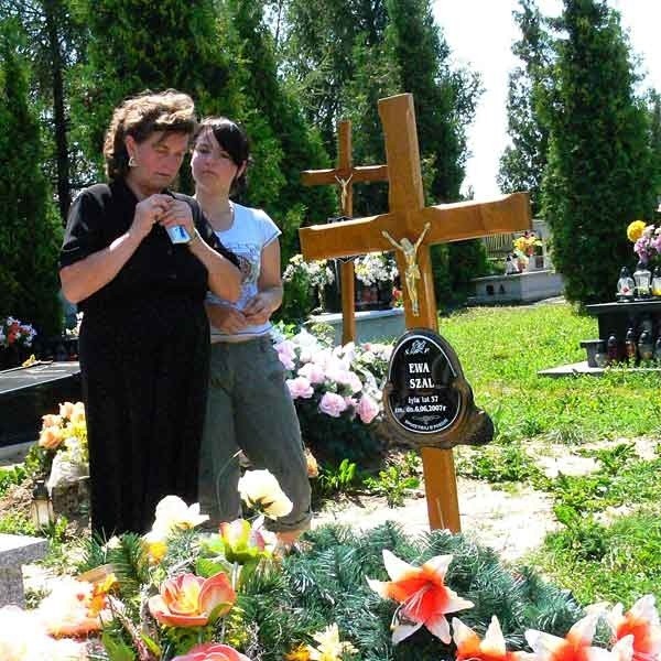 Przykryty kwiatami grób Ewy Szal jest codziennie odwiedzany przez jej matkę i dzieci.