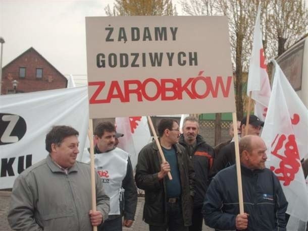 Pracownicy Huty Małapanew w Ozimku manifestowali w Katowicach