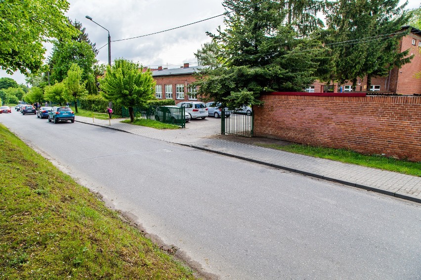 ul. Chmielniki, koło wjazdu na parking szkoły podstawowej...