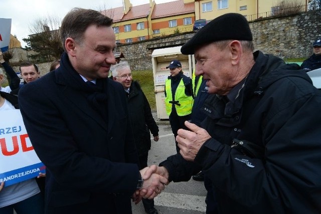 Andrzej Duda witał się z mieszkańcami Opatowa. Podał dłoń Józefowi Domagale.