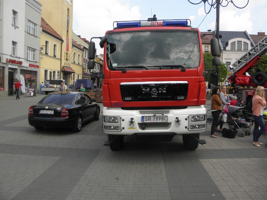 Uroczysty apel z okazji Dnia Strażaka na rynku w Rybniku