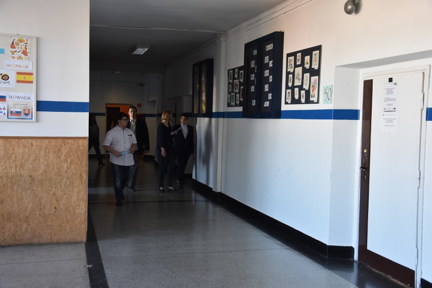Egzamin ósmoklasisty w Szkole Podstawowej nr 12 w Częstochowie. W czterech salach zdaje 40 dzieci 
